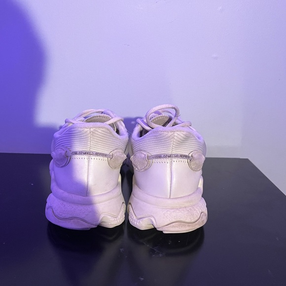 Size 10.5 Yeezy Mens (BRAND NEW) - Picture 4 of 4